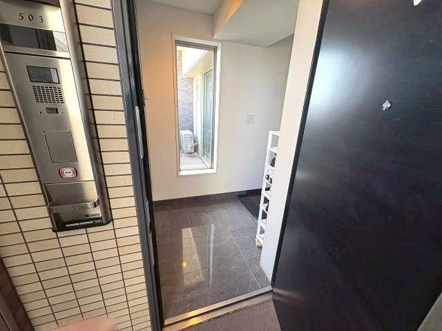メイツ金山ATSUTAの玄関|玄関を入ると清潔感のある明るい空間が広がります。