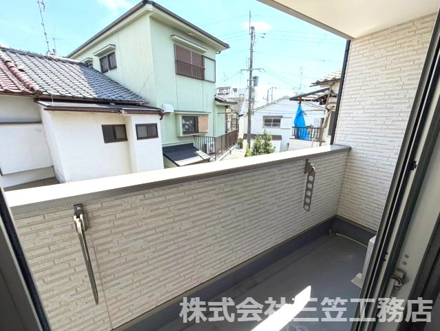 寝屋川市萱島東１丁目のアパートのバルコニー