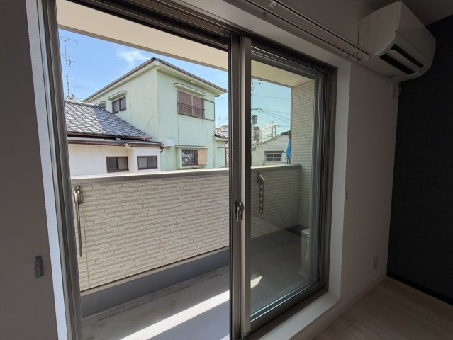 寝屋川市萱島東１丁目のアパートのバルコニー