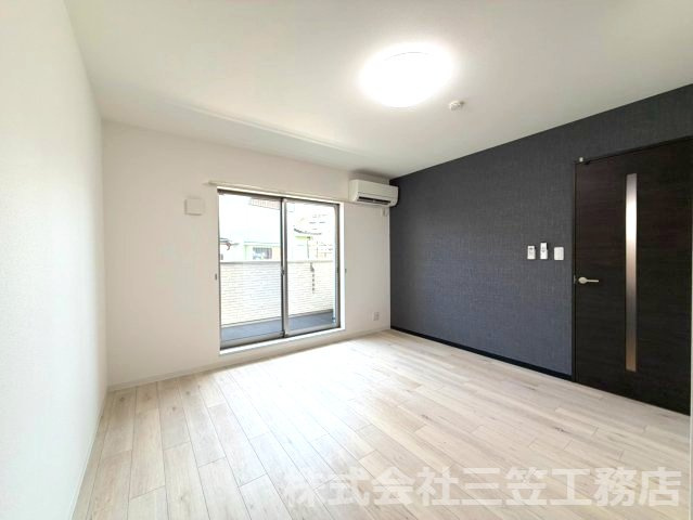 寝屋川市萱島東１丁目のアパートの居間・リビング