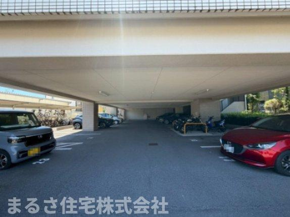 グランドパレス青葉の駐車場
