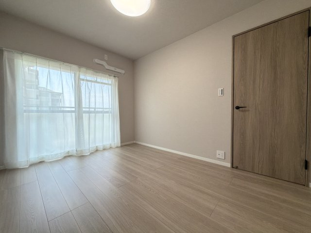 アンピール三苫の洋室|【リノベーション仕様】バルコニーに面した洋室はとても明るく、お子さんのお部屋にピッタリです。