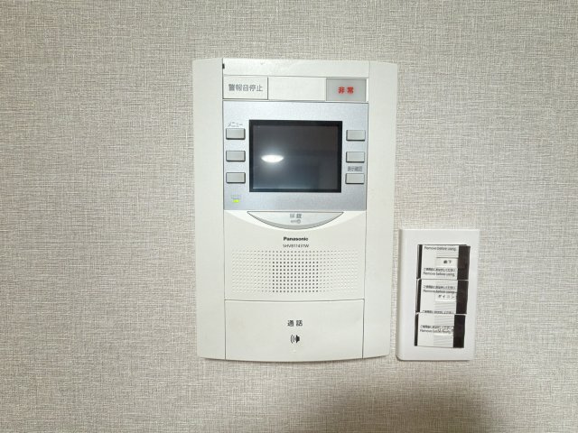 アンピール三苫の防犯設備|【防犯】TVモニター付きインターホン、防犯にも安心です♪