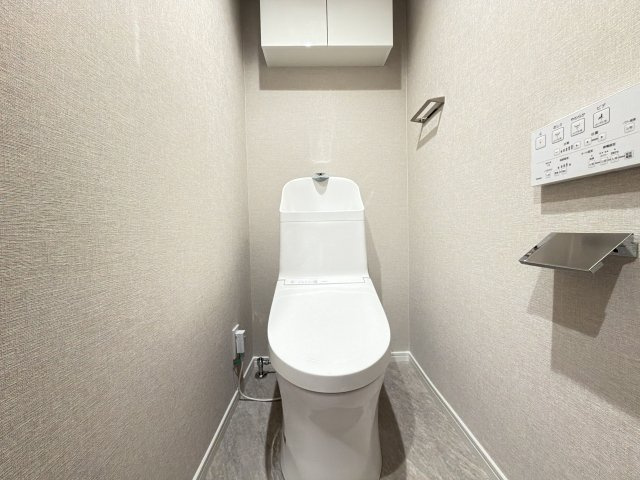 アンピール三苫のトイレ|【新品】温水便座付トイレに交換（収納棚付き）、とても綺麗で清潔感があります♪