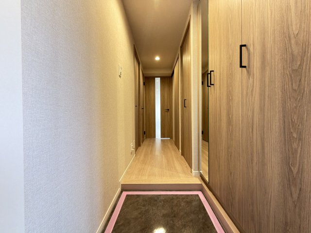 アンピール三苫の玄関|【リノベーション仕様】玄関入るとお洒落で綺麗なナチュラルの色彩です。
