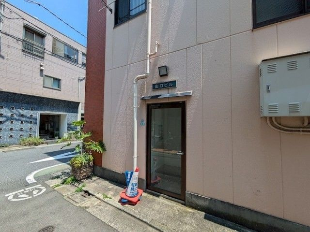 山口ビルのエントランス