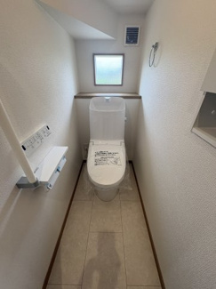 【トイレ】 | ワイウッドコート結城市結城第5期　 | 同社施工例※クロスや建具その他仕様が異なる場合がございます　清潔感のあるシャワートイレ☆窓が有り換気もラクラク行えます☆
