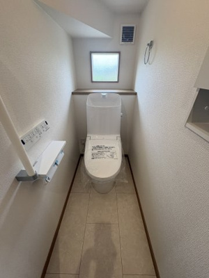 【トイレ】 | ワイウッドコート結城市結城第5期　 | 同社施工例※クロスや建具その他仕様が異なる場合がございます　清潔感のあるシャワートイレ☆窓が有り換気もラクラク行えます☆

