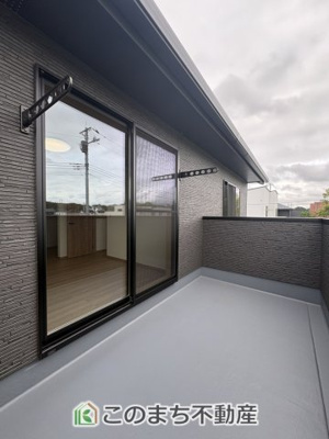 【バルコニー】 | ワイウッドコート結城市結城第5期　 | 同社施工例※クロスや建具その他仕様が異なる場合がございます　一度にたくさんのお洗濯物を外干し可能な広々バルコニー☆
