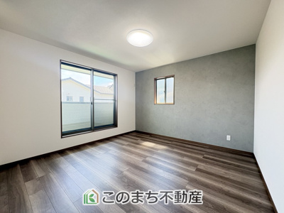【洋室】 | ワイウッドコート結城市結城第5期　 | 同社施工例※クロスや建具その他仕様が異なる場合がございます　窓が多く明るい室内が好印象☆