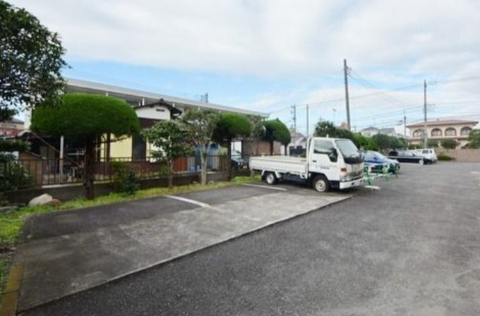 昭島市拝島町２丁目の賃貸マンションの駐車場