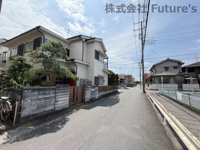 三郷市鷹野4丁目　建築条件無し売地の前面道路含む現地写真|前面道路含む現地写真です。