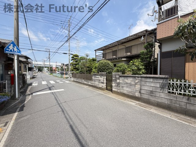 三郷市鷹野4丁目　建築条件無し売地の前面道路含む現地写真|前面道路含む現地写真です。
