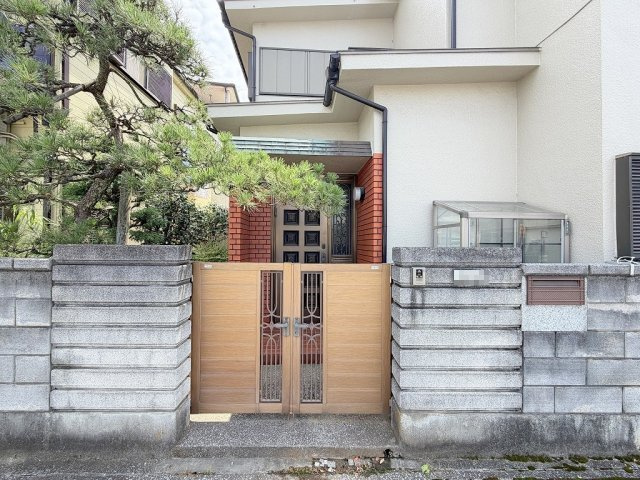 三郷市鷹野4丁目　中古戸建のエントランス|玄関アプローチです