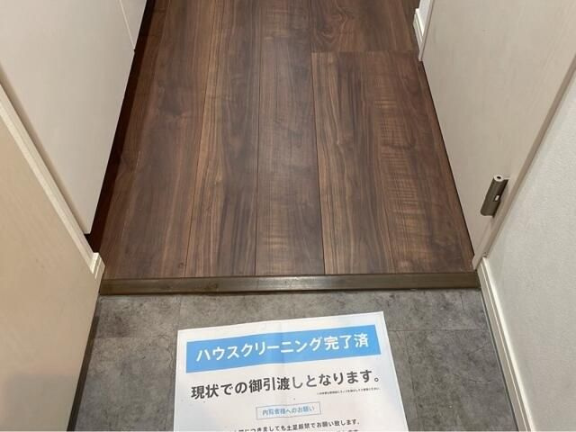 新座市東北２丁目のアパートの玄関