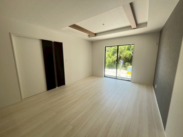沖縄市松本新築戸建て 1号棟（全2棟）の居間・リビング|南側に大きな窓が設置されており、一日を通して日当たりが良いリビングです！