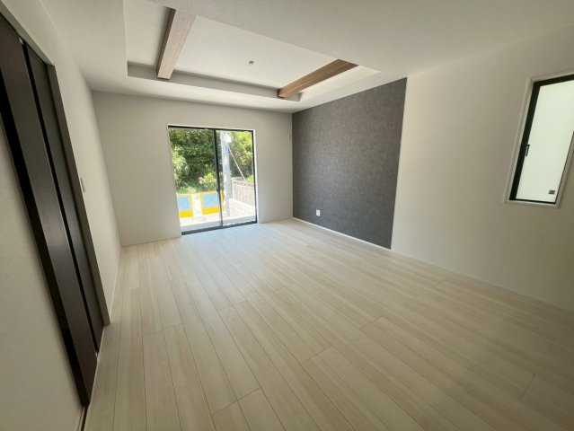 沖縄市松本新築戸建て 1号棟（全2棟）の居間・リビング|南側に大きな窓が設置されており、一日を通して日当たりが良いリビングです！