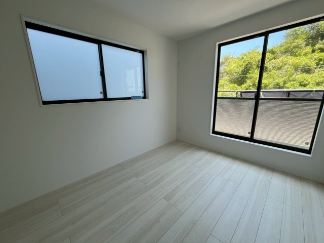 沖縄市松本新築戸建て 1号棟（全2棟）の洋室|洋室（5.25帖）南側に大きな窓があり日当たり良好