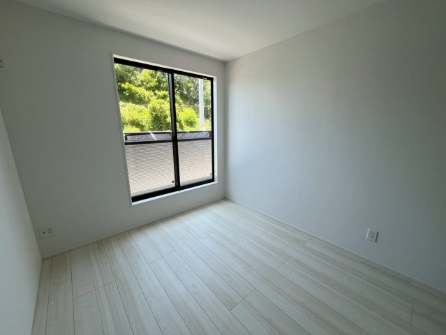 沖縄市松本新築戸建て 1号棟（全2棟）の洋室|洋室（5.25帖）南側に大きな窓があり日当たり良好