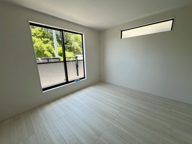 沖縄市松本新築戸建て 1号棟（全2棟）の洋室|主寝室（6.87帖）南側に大きな窓があり日当たり良好