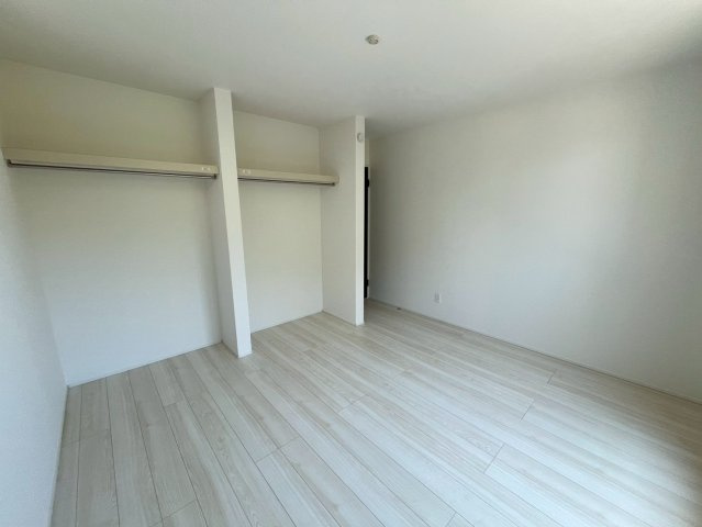沖縄市松本新築戸建て 1号棟（全2棟）の洋室|主寝室（6.87帖）オープンクローゼット