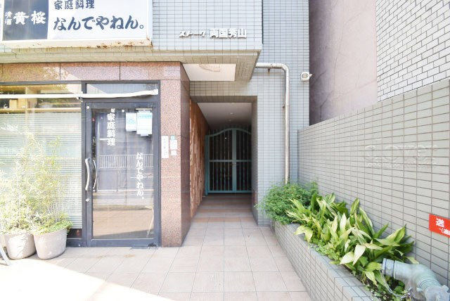 【エントランス】 | ストーク両国秀山 | お客様を、そして住人を出迎えてくれるマンションのエントランス。ゴミが落ちていないことからも、管理状態の良さや住民の節度の高さが見て取れます。～即日のご見学可能～　お問合せはお気軽にどうぞ。
