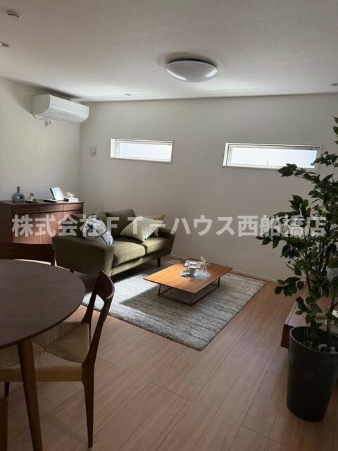 西船橋戸建ての居間・リビング