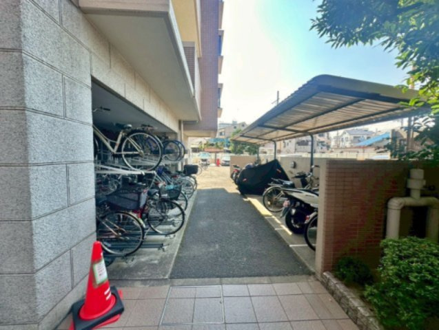 ヒューマンズパーク守口の駐輪場|室内リフォームされ気持ちよく生活がスタートできます！