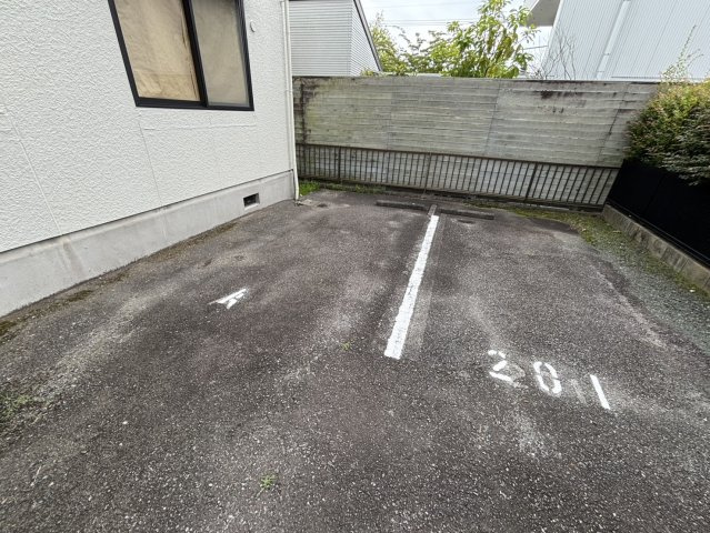 アパルトマン竜美台の駐車場