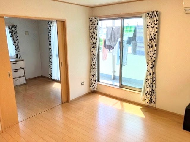 売中古戸建　藤枝市高洲１丁目の洋室|引き戸を開けると開放感があります！