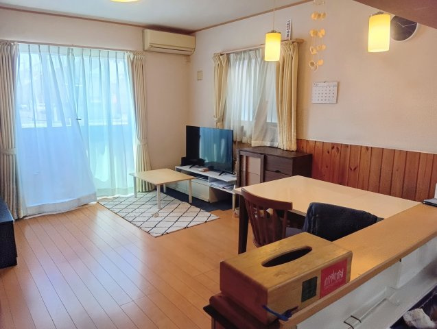 売中古戸建　藤枝市高洲１丁目の居間・リビング|南向きで日中は明るい光が入り込みます！