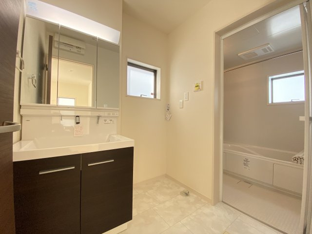 読谷村瀬名波（全2棟）2号棟の独立洗面台|※同仕様写真です