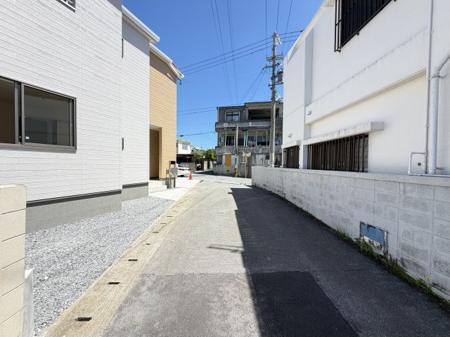 読谷村瀬名波（全2棟）2号棟の前面道路含む現地写真|※南西側村道4m♪