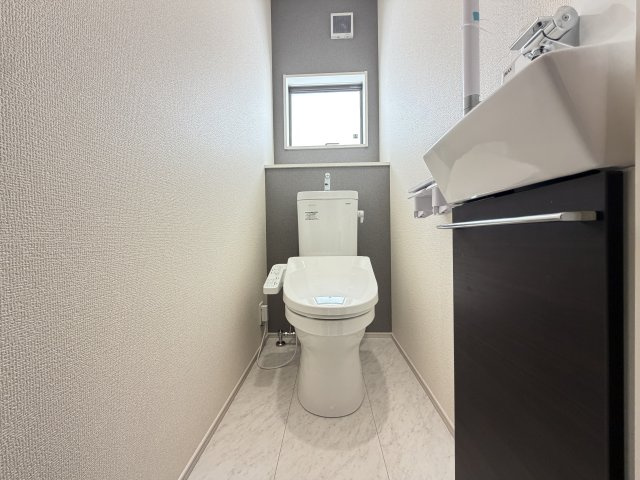 読谷村瀬名波（全2棟）2号棟のトイレ|2号棟　温水洗浄便座♪独立手洗い器付き♪