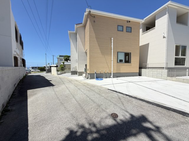 読谷村瀬名波（全2棟）2号棟の前面道路含む現地写真|※南西側村道4m♪