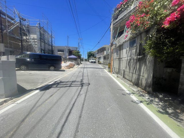 読谷村瀬名波（全2棟）2号棟の前面道路含む現地写真|※南東側村道5.9m♪