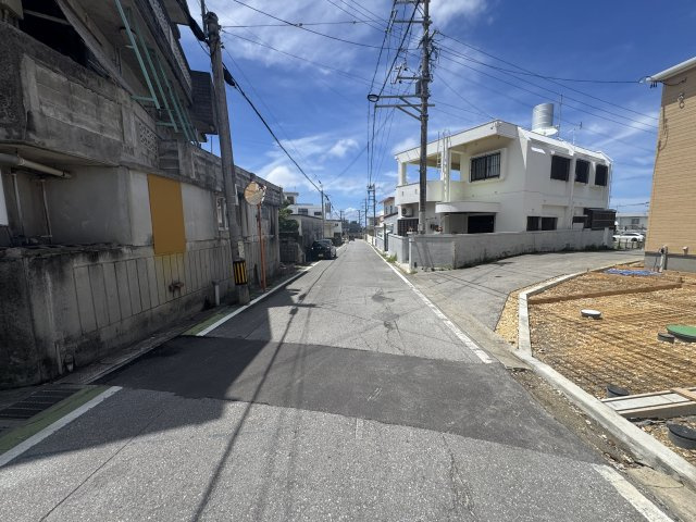 読谷村瀬名波（全2棟）2号棟の前面道路含む現地写真|※南東側村道5.9m♪