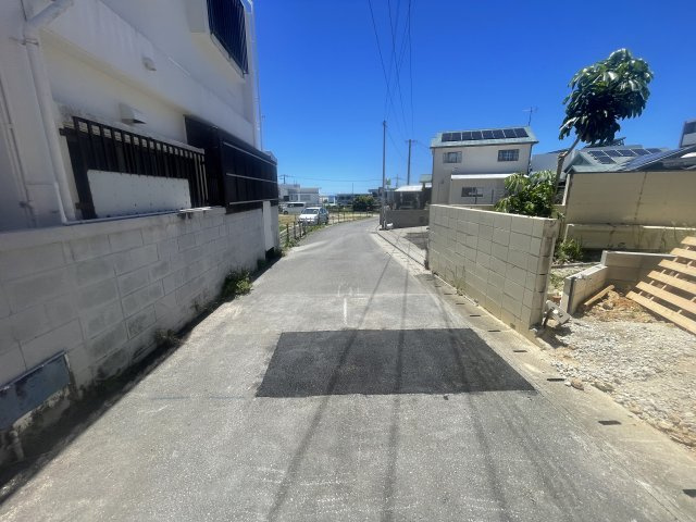 読谷村瀬名波（全2棟）2号棟の前面道路含む現地写真|※南西側村道4m♪