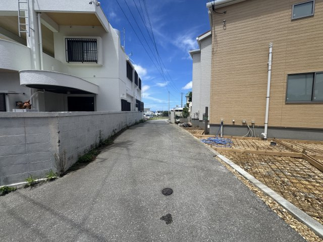 読谷村瀬名波（全2棟）2号棟の前面道路含む現地写真|※南西側村道4m♪