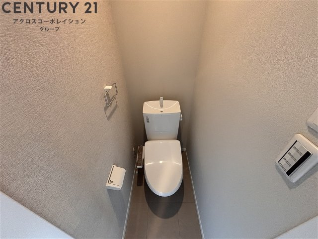 温水洗浄便座付きのトイレです♪