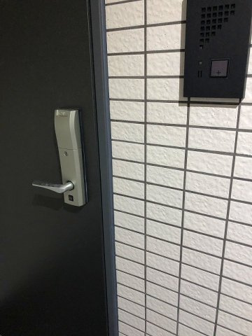川崎市多摩区三田１丁目の賃貸マンションの玄関