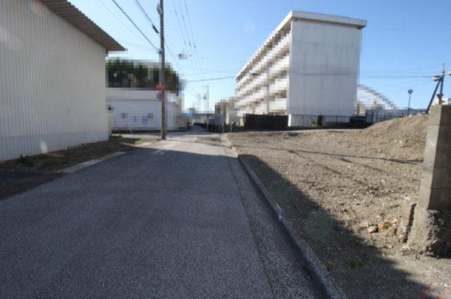 高知市新田町　新築戸建　②　（全3区画）の前面道路含む現地写真|②　南側　公道　5.196ｍ　接面　8.444ｍ／　西側　公道　3.434ｍ　接面　14.545ｍ