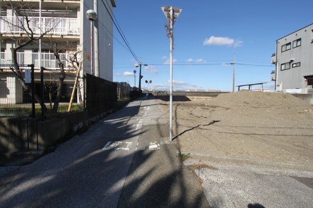 高知市新田町　新築戸建　②　（全3区画）の前面道路含む現地写真|②　南側　公道　5.196ｍ　接面　8.444ｍ／　西側　公道　3.434ｍ　接面　14.545ｍ
