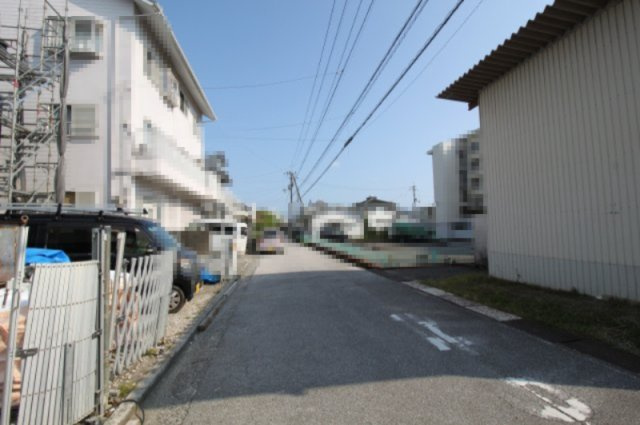 高知市新田町　新築戸建　②　（全3区画）の前面道路含む現地写真|②　南側　公道　5.196ｍ　接面　8.444ｍ／　西側　公道　3.434ｍ　接面　14.545ｍ