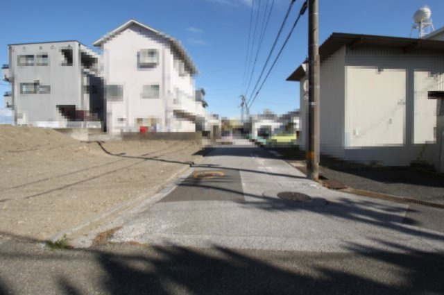 高知市新田町　新築戸建　②　（全3区画）の前面道路含む現地写真|②　南側　公道　5.196ｍ　接面　8.444ｍ／　西側　公道　3.434ｍ　接面　14.545ｍ