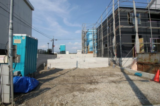 高知市新田町　新築戸建　②　（全3区画）の前面道路含む現地写真|②　南側　公道　5.196ｍ　接面　8.444ｍ／　西側　公道　3.434ｍ　接面　14.545ｍ