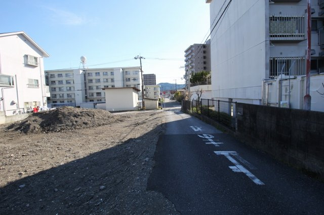 高知市新田町　新築戸建　②　（全3区画）の前面道路含む現地写真|②　南側　公道　5.196ｍ　接面　8.444ｍ／　西側　公道　3.434ｍ　接面　14.545ｍ