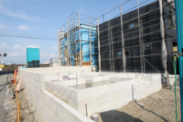 高知市新田町　新築戸建　②　（全3区画）の前面道路含む現地写真|②　南側　公道　5.196ｍ　接面　8.444ｍ／　西側　公道　3.434ｍ　接面　14.545ｍ