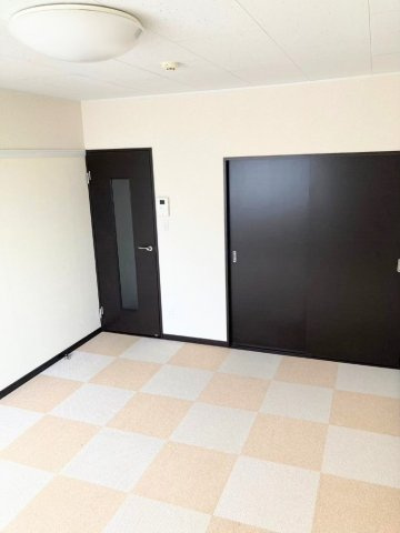 レオネクストノワールⅡの居間・リビング|カーペットの模様は部屋ごどに異なります。