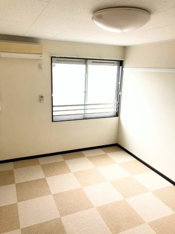レオネクストノワールⅡの居間・リビング|カーペットの模様は部屋ごどに異なります。
